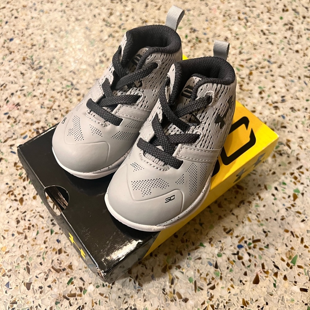 Under Armour Kids Sneakers NWT Sz. 4 Gray Black